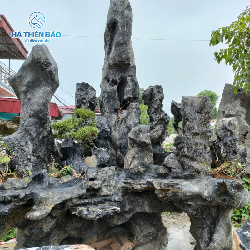 Đá lũa được sử dụng khá phổ biến khi xây dựng hòn non bộ